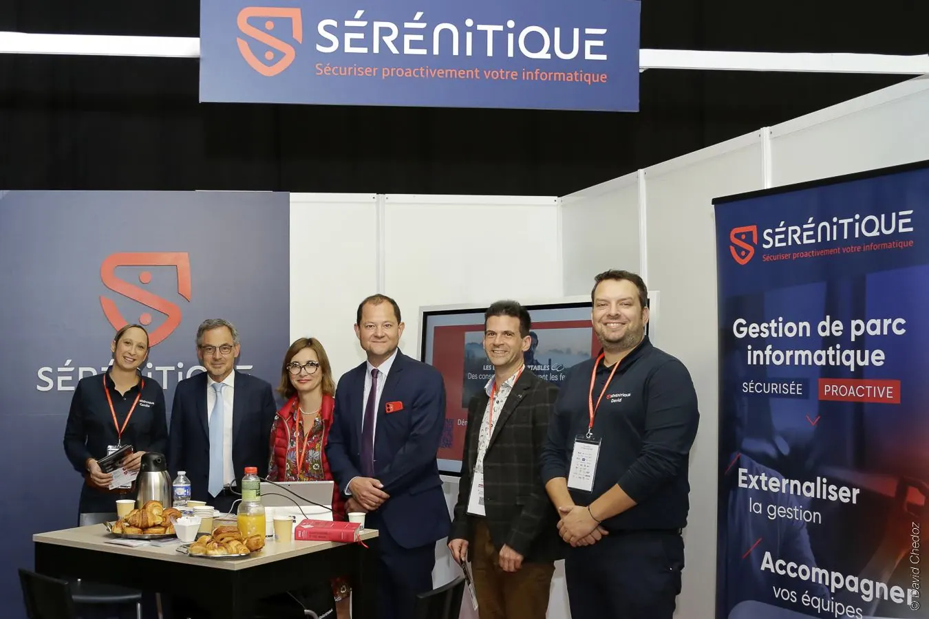 L'équipe Sérénitique sur son stand lors d'un salon professionnel